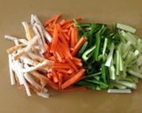 竹輪と細切り野菜の塩麹炒め作り方1写真