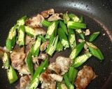 お弁当に♪豚とオクラの梅ポン炒め作り方2写真