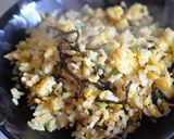 味付けは塩こんぶだけ！パラパラ玉子焼き飯作り方3写真