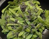 簡単絹さやの塩昆布炒め焦がし醤油味作り方2写真