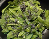 簡単絹さやの塩昆布炒め焦がし醤油味作り方2写真
