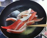 簡単！鮭ハラスと香草炒め作り方1写真
