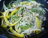 カレー塩麹でもやしとピーマンの豚小間炒め作り方3写真