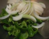 鶏肉とピーマンの黒ゴマ炒め作り方1写真