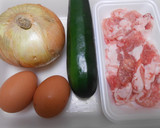 ズッキーニと豚小間肉と新玉ねぎの炒め物作り方1写真