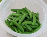 スナップエンドウとわかめのニンニク塩炒め作り方1写真