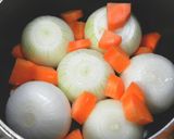 新玉ねぎとソーセージのコンソメ煮作り方1写真