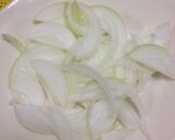 簡単☆さんま蒲焼缶・新玉ねぎの炒め蒸し作り方1写真
