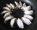 市販の餃子も羽つきでパリパリに美味しく♡作り方3写真