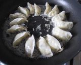 市販の餃子も羽つきでパリパリに美味しく♡作り方5写真