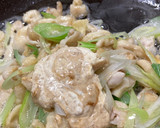 鶏皮と長葱の胡麻マヨ炒め作り方5写真