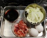 豚コマ肉と玉ねぎの卵とじ丼作り方1写真