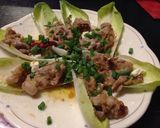 チコリーを船にみたて豚肉とチーズをのせて作り方2写真