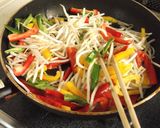 醤油麹鶏とモヤシのカラフルオイスター炒め作り方7写真