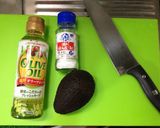 簡単おつまみ！アボカドのオイルトースト作り方1写真