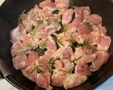 塩麹で柔らか☆鶏もも肉のローズマリー焼き作り方3写真