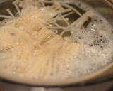 つるん♪鶏とえのきのわさびめんつゆ和え作り方2写真