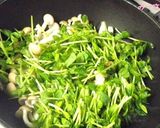 カシューナッツと豆苗としめじの炒め物作り方1写真