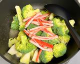 ブロッコリーとカニカマの蒸し焼き🥦作り方4写真