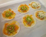 簡単＊餃子の皮で一口ピザ♪作り方3写真
