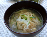 ズッキーニと玉ねぎとお揚げさんの味噌汁作り方4写真