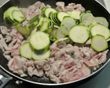 豚こま肉とズッキーニのオイマヨ炒め作り方3写真