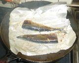 パパのフライパンで焼きサンマ④作り方2写真
