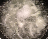 ちょいトロ☆鶏そぼろと玉ねぎスープ作り方1写真