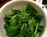 捨てずにカブの葉とアボカド炒め！作り方1写真