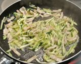 マヨでコク旨♪ズッキーニと豚肉の卵とじ作り方1写真