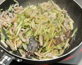 マヨでコク旨♪ズッキーニと豚肉の卵とじ作り方2写真
