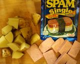 お弁当にSRで新じゃがとスパム炒め風弁作り方1写真