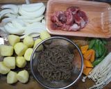 圧力鍋による牛筋の肉じゃが作り方1写真