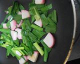 ニラとかまぼこ炒め・わさび醤油かけ作り方4写真