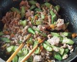 豚肉・なめこ・おくらの塩ニンニク炒め作り方4写真