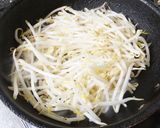 簡単！もやしとウインナーのカルボナーラ作り方4写真