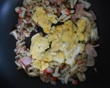 イクラとしめじの炒めご飯・バター醤油味作り方11写真