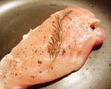 焼くだけ美白♪鶏胸肉ローズマリー焼き作り方2写真