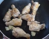 フライパンで♫鶏手羽元の梅ニンニク煮込み作り方2写真