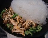 食べるラー油で、ゴーヤと春雨の炒め煮作り方3写真