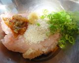 超簡単!鶏ひき肉とシソの春巻き焼き作り方1写真