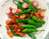 北京ダック風鶏皮肉ししとうがらし炒め作り方3写真
