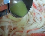 レタスとカニカマで♪生姜入り中華風スープ作り方3写真