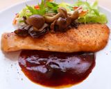 秋鮭と茸のムニエル 黒ビールソース仕立て作り方9写真