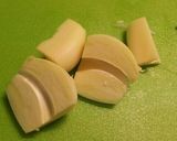 セロリとバジルと鶏肉のトマトスープ作り方1写真