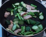 蓮根豚とアスパラときゅうりの炒め物作り方3写真