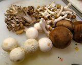 鶏肉とキノコの蒸し焼き作り方1写真