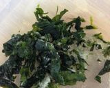 三陸わかめと蜂蜜梅のおにぎり作り方1写真