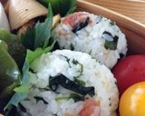 三陸わかめと蜂蜜梅のおにぎり作り方3写真