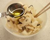 梨とレンコンの塩昆布オイル和え作り方4写真